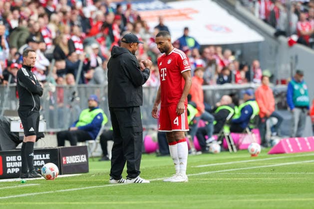 Jonathan Tah (FC Bayern Muenchen, 04) im Gespraech mit Vincent Kompany (FC Bayern Muenchen, Cheftrainer), GER, FC Bayern Muenchen vs. 1. FC Koeln, Fussball, Bundesliga, 34. Spieltag, Saison 2025 2026, 16.05.2026, DFL DFB REGULATIONS PROHIBIT ANY USE OF PHOTOGRAPHS as IMAGE SEQUENCES and or QUASI-VIDEO, GER, FC Bayern Muenchen vs. 1. FC Koeln, Fussball, Bundesliga, 34. Spieltag, Saison 2025 2026, 16.05.2026 Muenchen Copyright: xEibner-Pressefoto JennixMaulx EP_JML