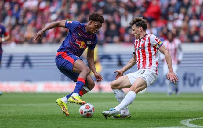 GER, Freiburg, SC Freiburg vs RB Leipzig, Bundesliga, Fussball, DFB, Spielzeit 2025 2026, Europa-Park-Stadion, 34. Spieltag im Bild v.l.: Assan Ouedraogo (RB Leipzig 20) erzielt das Tor zum 2:1, Maximilian Eggestein (SC Freiburg 8) DFB DFL REGULATIONS PROHIBIT ANY USE OF PHOTOGRAPHS AS IMAGE SEQUENCES AND OR QUASI-VIDEO, 16.05.2026 Copyright: HMBxMedia HendrikxHamelau