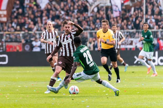 Connor Metcalfe (FC St. Pauli, 24), Sael Kumbedi (VfL Wolfsburg, 26), GER, FC St. Pauli vs. VfL Wolfsburg, Fussball, Bundesliga, Spieltag 34, Saison 2025 2026, 16.05.2026 DFL REGULATIONS PROHIBIT ANY USE OF PHOTOGRAPHS AS IMAGE SEQUENCES AND OR QUASI-VIDEO GER, FC St. Pauli vs. VfL Wolfsburg, Fussball, Bundesliga, Spieltag 34, Saison 2025 2026, 16.05.2026 Hamburg Copyright: xEibner-Pressefoto MaxxVincenx EP_MVN