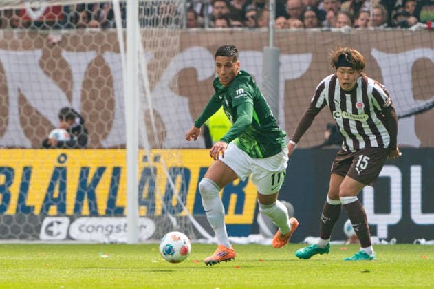 Adam Daghim (VfL Wolfsburg, 11) im Dribbling, Tomoya Ando (FC St. Pauli, 15), GER, FC St. Pauli vs. VfL Wolfsburg, Fussball, Bundesliga, Spieltag 34, Saison 2025 2026, 16.05.2026 DFL REGULATIONS PROHIBIT ANY USE OF PHOTOGRAPHS AS IMAGE SEQUENCES AND OR QUASI-VIDEO GER, FC St. Pauli vs. VfL Wolfsburg, Fussball, Bundesliga, Spieltag 34, Saison 2025 2026, 16.05.2026 Hamburg Copyright: xEibner-Pressefoto MaxxVincenx EP_MVN