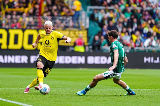 Julian Ryerson (Borussia Dortmund, 26), Olivier Deman (SV Werder Bremen, 02) GER, SV Werder Bremen vs. Borussia Dortmund, Fussball, Bundesliga, Spieltag 30, Spielzeit 2025 2026, 16.05.2026 DFL REGULATIONS PROHIBIT ANY USE OF PHOTOGRAPHS AS IMAGE SEQUENCES AND OR QUASI-VIDEO GER, SV Werder Bremen vs. Borussia Dortmund, Fussball, Bundesliga, Spieltag 30, Spielzeit 2025 2026, 16.05.2026 Bremen Copyright: xEibner-Pressefoto MarcelxvonxFehrnx EP_MFN
