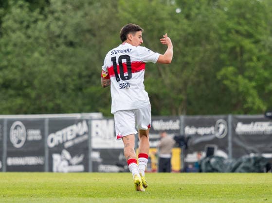 Nicolas Sessa (VfB Stuttgart II, 10) vorm Freistoss zum 3:4 geht voraus um die Mannschaft anzutreiben GER, VfB Stuttgart II vs. VfL Osnabrueck, Fussball, 3. Bundesliga, 38. Spieltag, Spielzeit 2025 2026, 16.05.2026 GER, VfB Stuttgart II vs. VfL Osnabrueck, Fussball, 3. Bundesliga, 38. Spieltag, Spielzeit 2025 2026, 16.05.2026 Aspach Copyright: xEibner-Pressefoto CarstenxSchwerx EP_CSG