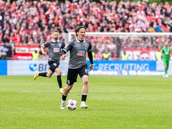 Elias Loeder (SSV Ulm 1846, 25) am Ball, GER, SSV Ulm 1846 vs. Rot-Weiss Essen, Fussball, 3. Liga, Spielzeit 2025 2026, 16.05.2026, DFB DFL regulations prohibit any use of photographs as image sequences and or quasi-video. GER, SSV Ulm 1846 vs. Rot-Weiss Essen, Fussball, 3. Liga, Spielzeit 2025 2026, 16.05.2026 Ulm Copyright: xMichaelxSchmidt Eibner-Pressefotx EP_MST