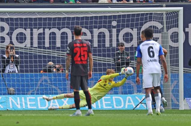 Sander Tangvik (Hamburger SV 12) haelt den Elfmeter von Patrick Schick (Bayer Leverkusen, 14) nicht im Bild Exequiel Palacios (Bayer Leverkusen, 25) und Albert Lokonga (Hamburger SV 06) schauen zu. GER, Bayer 04 Leverkusen vs. Hamburger SV, Fussball, 1. Bundesliga , 34. Spieltag, Spielzeit 2025 2026, 16.05.2026 (DFL DFB REGULATIONS PROHIBIT ANY USE OF PHOTOGRAPHS as IMAGE SEQUENCES and or QUASI-VIDEO). GER, Bayer 04 Leverkusen vs. Hamburger SV, Fussball, 1. Bundesliga , 34. Spieltag, Spielzeit 2025 2026, 16.05.2026 Leverkusen Copyright: xEibner-Pressefotox xThomasxStoecx EP_TSR