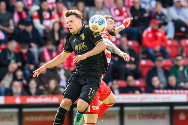 v.l.: Robin Fellhauer (FCA, 19), Oliver Burke ( 1.FC Union Berlin, 07), Zweikampf, Action, Kampf, kaempft um den Ball, Action, duels, fighting for the ball, GER, Berlin, 1. FC Union Berlin gegen FC Augsburg, 1. Bundesliga, Fußball, DFB, letzter Spieltag, Saison 2025 2026, Alte Försterei, 16. Mai 2026, DFB DFL REGULATIONS PROHIBIT ANY USE OF PHOTOGRAPHS AS IMAGE SEQUENCES AND OR QUASI-VIDEO, Copyright: HMBxMedia UwexKoch