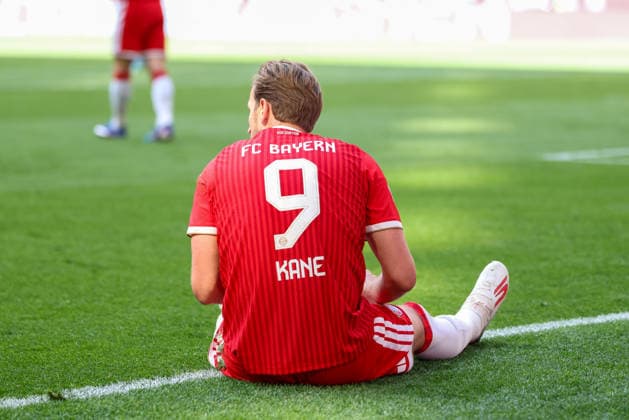 Harry Kane (FC Bayern Muenchen, 09) sitzt am Boden, GER, FC Bayern Muenchen vs. 1. FC Koeln, Fussball, Bundesliga, 34. Spieltag, Saison 2025 2026, 16.05.2026, DFL DFB REGULATIONS PROHIBIT ANY USE OF PHOTOGRAPHS as IMAGE SEQUENCES and or QUASI-VIDEO, GER, FC Bayern Muenchen vs. 1. FC Koeln, Fussball, Bundesliga, 34. Spieltag, Saison 2025 2026, 16.05.2026 Muenchen Copyright: xEibner-Pressefoto JennixMaulx EP_JML