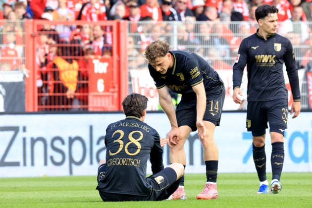 DEU, DFL, 1. FBL, 1.FC Union vs. FC Augsburg, 16.05.2026, Stadion Alte Foersterei, Berlin, DEU, DFL, 1. FBL, 1.FC Union vs. FC Augsburg, im Bild: Michael Gregoritsch (FC Augsburg 38), Yannik Keitel (FC Augsburg 14), Fabian Rieder (FC Augsburg 32) DFL - regulations prohibit any use of Photographs as image sequences and or quasi-video