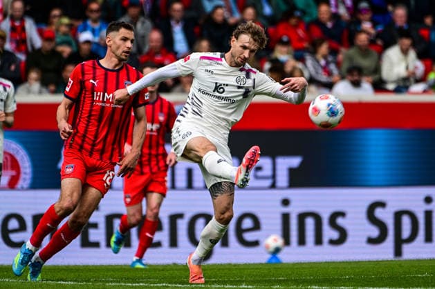 GER, 1. FBL, 1. FC Heidenheim vs 1. FSV Mainz 05 16.05.2026, Voith-Arena, Heidenheim, GER, 1. FBL, 1. FC Heidenheim vs 1. FSV Mainz 05, im Bild Marvin Pieringer (Heidenheim, 18), Befreiungsschlag von Stefan Posch (Mainz, 4)