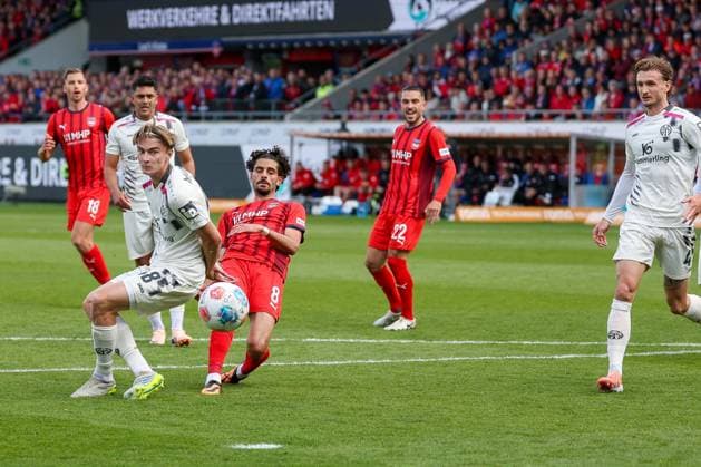 Eren Dinkci 8 (1FC Heidenheim 1846) mit einem Schuss, den der Mainzer Torwart abwehrt, 1. FC Heidenheim vs. 1. FSV Mainz 05, Fussball, Maenner, Bundesliga, DFL, Saison 2025 2026, 34. Spieltag, Rueckrunde, 16.05.2026 DFB regulations prohibit any use of photographs as image sequences and or quasi-video Heidenheim Baden-Wuerttemberg Deutschland