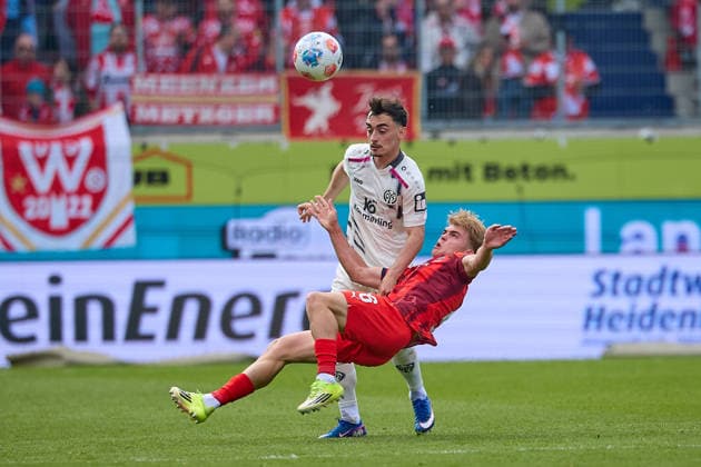 Zweikampf zwischen Paul Nebel (1. FSV Mainz 05, 08) und Patrick Mainka (1. FC Heidenheim, 06) GER, 1. FC Heidenheimn vs. FSV Mainz 05, Fussball, Herren, 1. Bundesliga, 34. Spieltag, Spielzeit 2025 2026, 16.05.2026 DFL, DFB regulations prohibit any use of photographs as image sequences and or quasi-video GER, 1. FC Heidenheimn vs. FSV Mainz 05, Fussball, Herren, 1. Bundesliga, 34. Spieltag, Spielzeit 2025 2026, 16.05.2026 Heidenheim Copyright: xEibner-Pressefoto GeraldxOelze-dexStoppanyx EP_ODS