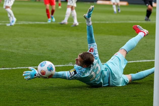 Torwart Daniel Batz 33 (1. FSV Mainz 05) wehrt einen Schuss von Eren Dinkci 8 (1FC Heidenheim 1846) , nicht im Bild, ab, 1. FC Heidenheim vs. 1. FSV Mainz 05, Fussball, Maenner, Bundesliga, DFL, Saison 2025 2026, 34. Spieltag, Rueckrunde, 16.05.2026 DFB regulations prohibit any use of photographs as image sequences and or quasi-video Heidenheim Baden-Wuerttemberg Deutschland