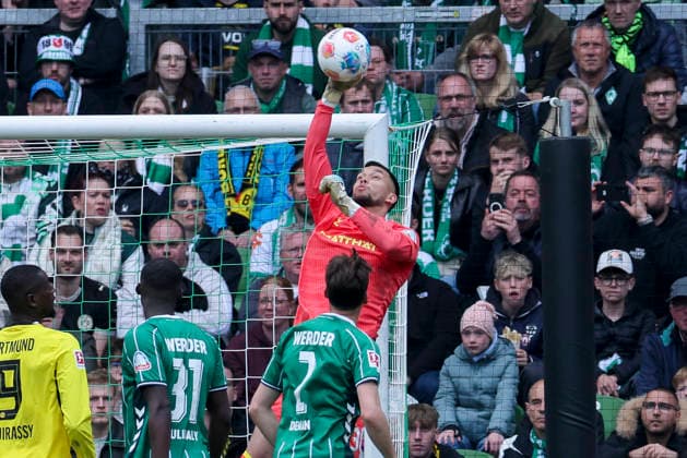 Torhueter Mio Backhaus (Werder Bremen) kontrolliert den Ball, Bundesliga, SV Werder Bremen v Borussia Dortmund, Weserstadion am 16. May 2026 in Bremen, Deutschland. (Foto von Marco Steinbrenner DeFodi Images) Torhueter Mio Backhaus (Werder Bremen) controls the ball, Bundesliga, SV Werder Bremen v Borussia Dortmund, Weserstadion, May 16, 2026 in Bremen, Germany. (Photo by Marco Steinbrenner DeFodi Images) DFL regulations prohibit any use of photographs as image sequences and or quasi-video. -
