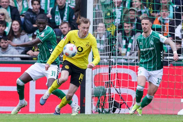 Karim Coulibaly (Werder Bremen), Maximilian Beier (Borussia Dortmund) und Marco Friedl (Werder Bremen) kaempfen um den Ball, Bundesliga, SV Werder Bremen v Borussia Dortmund, Weserstadion am 16. May 2026 in Bremen, Deutschland. (Foto von Marco Steinbrenner DeFodi Images) Karim Coulibaly (Werder Bremen), Maximilian Beier (Borussia Dortmund) und Marco Friedl (Werder Bremen) battle for the ball, Bundesliga, SV Werder Bremen v Borussia Dortmund, Weserstadion, May 16, 2026 in Bremen, Germany. (Photo by Marco Steinbrenner DeFodi Images) DFL regulations prohibit any use of photographs as image sequences and or quasi-video. -