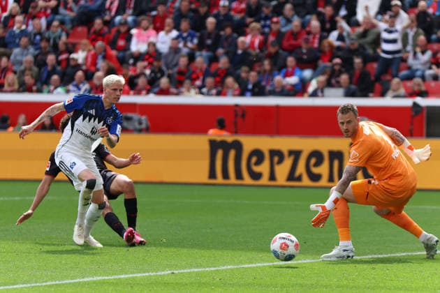 Der Schuss von Jonas Meffert (Hamburger SV 23) geht knapp am Tor vorbei. v.l. Jonas Meffert (Hamburger SV 23), Mark Flekken (Bayer Leverkusen, 01) GER, Bayer 04 Leverkusen vs. Hamburger SV, Fussball, 1. Bundesliga , 34. Spieltag, Spielzeit 2025 2026, 16.05.2026 (DFL DFB REGULATIONS PROHIBIT ANY USE OF PHOTOGRAPHS as IMAGE SEQUENCES and or QUASI-VIDEO). GER, Bayer 04 Leverkusen vs. Hamburger SV, Fussball, 1. Bundesliga , 34. Spieltag, Spielzeit 2025 2026, 16.05.2026 Leverkusen Copyright: xEibner-Pressefotox xThomasxStoeckerx EP_TSR