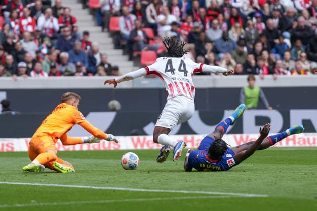 PÃ ter Gulacsi Peter Gulacsi (RB Leipzig, 01), Johan Manzambi (SC Freiburg, 44) und Castello Lukeba (RB Leipzig, 23) im Kampf um den Ball , Deutschland, Fussball, 1. Bundesliga, 34.Spieltag, 2025 2026, SC Freiburg vs. RB Leipzig, 16.05.2026, Europa-Park Stadion, Freiburg Freiburg Europa-Park Stadion Baden-Württemberg Deutschland Copyright: xArnexAmbergx