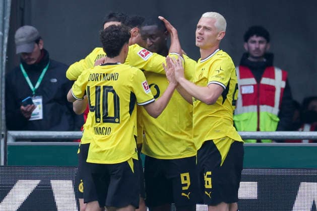 Serhou Guirassy (Borussia Dortmund) bejubelt seinen Treffer zum 0:1 mit Samuele Inacio (Borussia Dortmund), Felix Nmecha (Borussia Dortmund) und Julian Ryerson (Borussia Dortmund), Bundesliga, SV Werder Bremen v Borussia Dortmund, Weserstadion am 16. May 2026 in Bremen, Deutschland. (Foto von Marco Steinbrenner DeFodi Images) Serhou Guirassy (Borussia Dortmund) celebrates after scoring his teams first goal with Samuele Inacio (Borussia Dortmund), Felix Nmecha (Borussia Dortmund) and Julian Ryerson (Borussia Dortmund), Bundesliga, SV Werder Bremen v Borussia Dortmund, Weserstadion, May 16, 2026 in Bremen, Germany. (Photo by Marco Steinbrenner DeFodi Images) DFL regulations prohibit any use of photographs as image sequences and or quasi-video. -