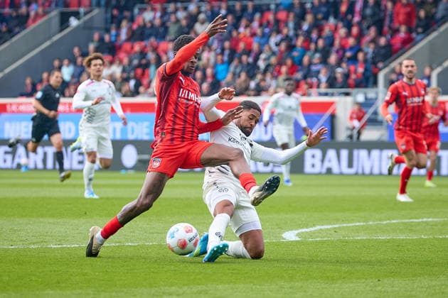 Zweikampf zwischen Christian Conteh (1. FC Heidenheim, 10) und Phillipp Mwene (1. FSV Mainz 05, 02) GER, 1. FC Heidenheimn vs. FSV Mainz 05, Fussball, Herren, 1. Bundesliga, 34. Spieltag, Spielzeit 2025 2026, 16.05.2026 DFL, DFB regulations prohibit any use of photographs as image sequences and or quasi-video GER, 1. FC Heidenheimn vs. FSV Mainz 05, Fussball, Herren, 1. Bundesliga, 34. Spieltag, Spielzeit 2025 2026, 16.05.2026 Heidenheim Copyright: xEibner-Pressefoto GeraldxOelze-dexStoppanyx EP_ODS