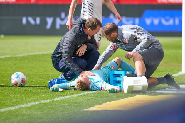 Daniel Batz (1. FSV Mainz 05, 33) liegt verletzt am Boden GER, 1. FC Heidenheimn vs. FSV Mainz 05, Fussball, Herren, 1. Bundesliga, 34. Spieltag, Spielzeit 2025 2026, 16.05.2026 DFL, DFB regulations prohibit any use of photographs as image sequences and or quasi-video GER, 1. FC Heidenheimn vs. FSV Mainz 05, Fussball, Herren, 1. Bundesliga, 34. Spieltag, Spielzeit 2025 2026, 16.05.2026 Heidenheim Copyright: xEibner-Pressefoto GeraldxOelze-dexStoppanyx EP_ODS