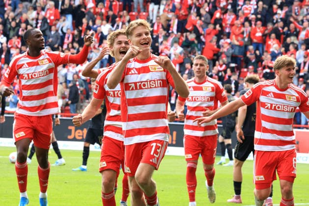 DEU, DFL, 1. FBL, 1.FC Union vs. FC Augsburg, 16.05.2026, Stadion Alte Foersterei, Berlin, DEU, DFL, 1. FBL, 1.FC Union vs. FC Augsburg, im Bild: 3:0 durch Andras Schaefer (1.FC Union Berlin 13), Unioner-Spielerkreis DFL - regulations prohibit any use of Photographs as image sequences and or quasi-video