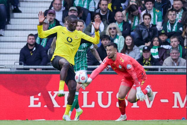 Serhou Guirassy (Borussia Dortmund) und Torhueter Mio Backhaus (Werder Bremen) kaempfen um den Ball, Bundesliga, SV Werder Bremen v Borussia Dortmund, Weserstadion am 16. May 2026 in Bremen, Deutschland. (Foto von Marco Steinbrenner DeFodi Images) Serhou Guirassy (Borussia Dortmund) und Torhueter Mio Backhaus (Werder Bremen) battle for the ball, Bundesliga, SV Werder Bremen v Borussia Dortmund, Weserstadion, May 16, 2026 in Bremen, Germany. (Photo by Marco Steinbrenner DeFodi Images) DFL regulations prohibit any use of photographs as image sequences and or quasi-video. -