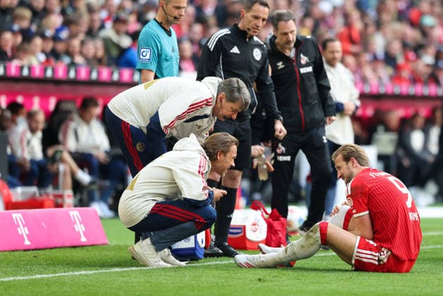 Harry Kane (FC Bayern Muenchen, 09) verletzt am Boden, wird behandelt, GER, FC Bayern Muenchen vs. 1. FC Koeln, Fussball, Bundesliga, 34. Spieltag, Saison 2025 2026, 16.05.2026, DFL DFB REGULATIONS PROHIBIT ANY USE OF PHOTOGRAPHS as IMAGE SEQUENCES and or QUASI-VIDEO, GER, FC Bayern Muenchen vs. 1. FC Koeln, Fussball, Bundesliga, 34. Spieltag, Saison 2025 2026, 16.05.2026 Muenchen Copyright: xEibner-Pressefoto JennixMaulx EP_JML