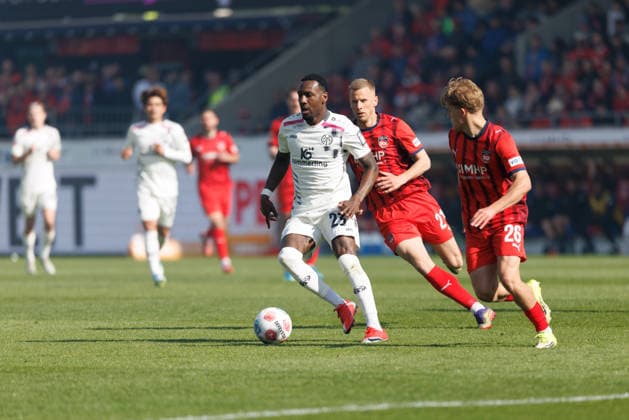 Sheraldo Becker (23, 1.FSV Mainz 05), Adrian Beck (21, 1.FC Heidenheim) und Hennes Behrens (26, 1.FC Heidenheim) beim Spiel zwischen 1.FC Heidenheim v 1.FSV Mainz 05, Fußball, Herren, Bundesliga, 2025 2026, 34.Spieltag am 16.05.2026 in Heidenheim, Voith-Arena. DFL and DFB regulations prohibit any use of photographs as image sequences and or quasi-video. Baden-Württemberg Deutschland