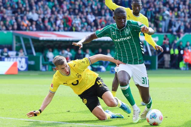 Nico Schlotterbeck (Borussia Dortmund) und Karim Coulibaly (Werder Bremen) kaempfen um den Ball, Bundesliga, SV Werder Bremen v Borussia Dortmund, Weserstadion am 16. May 2026 in Bremen, Deutschland. (Foto von Marco Steinbrenner DeFodi Images) Nico Schlotterbeck (Borussia Dortmund) und Karim Coulibaly (Werder Bremen) battle for the ball, Bundesliga, SV Werder Bremen v Borussia Dortmund, Weserstadion, May 16, 2026 in Bremen, Germany. (Photo by Marco Steinbrenner DeFodi Images) DFL regulations prohibit any use of photographs as image sequences and or quasi-video. -