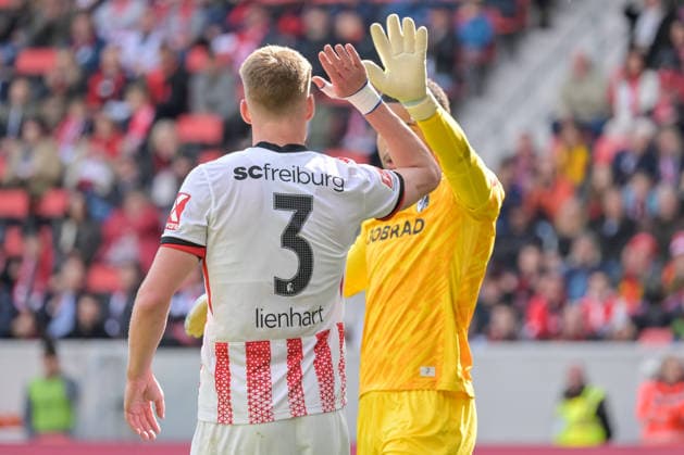 Philipp Lienhart (SC Freiburg, 03) und Noah Atubolu (SC Freiburg, 01) klatschen sich ab. GER, SC Freiburg - RB Leipzig, Fussball, Bundesliga, 34. Spieltag, Saison 2025 2026, 16.05.2026 DFL DFB REGULATIONS PROHIBIT ANY USE OF PHOTOGRAPHS AS IMAGE SEQUENCES AND OR QUASI-VIDEO GER, SC Freiburg - RB Leipzig, Fussball, Bundesliga, 34. Spieltag, Saison 2025 2026, 16.05.2026 Freiburg Copyright: xEibner-Pressefoto ThomasxHessx EP_THS