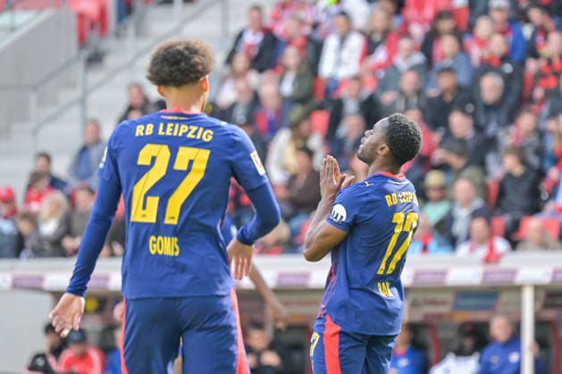 Tidiam Diadie Stephan Gomis (RB Leipzig, 27), Bote Ridle Nzuzi Baku (RB Leipzig, 17) mit Emotion. GER, SC Freiburg - RB Leipzig, Fussball, Bundesliga, 34. Spieltag, Saison 2025 2026, 16.05.2026 DFL DFB REGULATIONS PROHIBIT ANY USE OF PHOTOGRAPHS AS IMAGE SEQUENCES AND OR QUASI-VIDEO GER, SC Freiburg - RB Leipzig, Fussball, Bundesliga, 34. Spieltag, Saison 2025 2026, 16.05.2026 Freiburg Copyright: xEibner-Pressefoto ThomasxHessx EP_THS