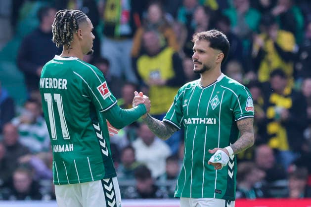 Justin Njinmah (Werder Bremen) und Leonardo Bittencourt (Werder Bremen) geben sich die Hand, Bundesliga, SV Werder Bremen v Borussia Dortmund, Weserstadion am 16. May 2026 in Bremen, Deutschland. (Foto von Marco Steinbrenner DeFodi Images) Justin Njinmah (Werder Bremen) und Leonardo Bittencourt (Werder Bremen) shake hands, Bundesliga, SV Werder Bremen v Borussia Dortmund, Weserstadion, May 16, 2026 in Bremen, Germany. (Photo by Marco Steinbrenner DeFodi Images) DFL regulations prohibit any use of photographs as image sequences and or quasi-video. -