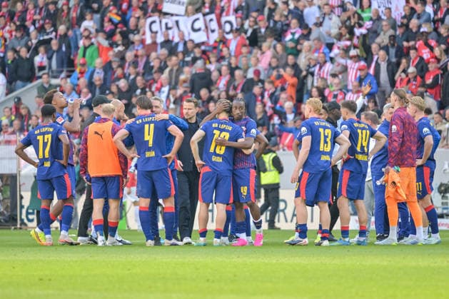 Team RB Leipzig nach Spielende. GER, SC Freiburg - RB Leipzig, Fussball, Bundesliga, 34. Spieltag, Saison 2025 2026, 16.05.2026 DFL DFB REGULATIONS PROHIBIT ANY USE OF PHOTOGRAPHS AS IMAGE SEQUENCES AND OR QUASI-VIDEO GER, SC Freiburg - RB Leipzig, Fussball, Bundesliga, 34. Spieltag, Saison 2025 2026, 16.05.2026 Freiburg Copyright: xEibner-Pressefoto ThomasxHessx EP_THS