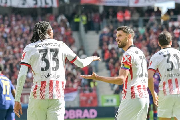 Jordy Makengo (SC Freiburg, 33), Vincenzo Grifo (SC Freiburg, 32) klatschen sich ab. GER, SC Freiburg - RB Leipzig, Fussball, Bundesliga, 34. Spieltag, Saison 2025 2026, 16.05.2026 DFL DFB REGULATIONS PROHIBIT ANY USE OF PHOTOGRAPHS AS IMAGE SEQUENCES AND OR QUASI-VIDEO GER, SC Freiburg - RB Leipzig, Fussball, Bundesliga, 34. Spieltag, Saison 2025 2026, 16.05.2026 Freiburg Copyright: xEibner-Pressefoto ThomasxHessx EP_THS