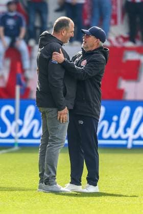 Chef-Trainer Urs Fischer (1. FSV Mainz 05) , rechts, troestet Cheftrainer Frank Schmidt (1FC Heidenheim 1846) nach Spielende, 1. FC Heidenheim vs. 1. FSV Mainz 05, Fussball, Maenner, Bundesliga, DFL, Saison 2025 2026, 34. Spieltag, Rueckrunde, 16.05.2026 DFB regulations prohibit any use of photographs as image sequences and or quasi-video Heidenheim Baden-Wuerttemberg Deutschland