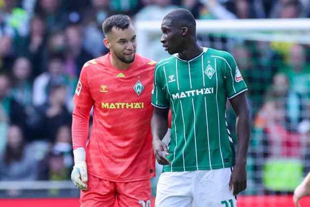 Torhueter Mio Backhaus (Werder Bremen) und Karim Coulibaly (Werder Bremen) unterhalten sich, Bundesliga, SV Werder Bremen v Borussia Dortmund, Weserstadion am 16. May 2026 in Bremen, Deutschland. (Foto von Marco Steinbrenner DeFodi Images) Torhueter Mio Backhaus (Werder Bremen) und Karim Coulibaly (Werder Bremen) talk together, Bundesliga, SV Werder Bremen v Borussia Dortmund, Weserstadion, May 16, 2026 in Bremen, Germany. (Photo by Marco Steinbrenner DeFodi Images) DFL regulations prohibit any use of photographs as image sequences and or quasi-video. -