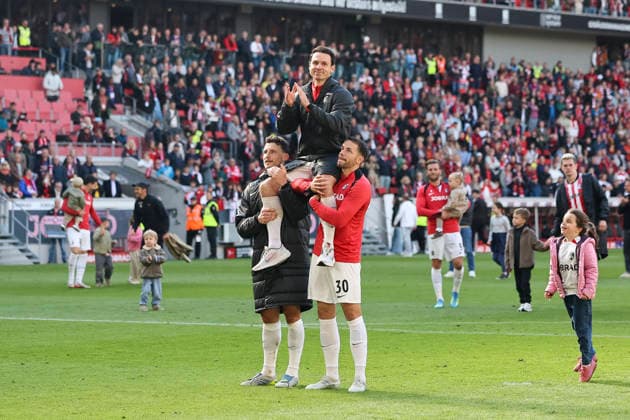 Maximilian Eggestein (SC Freiburg, 08), Nicolas Höfler, Hofler (SC Freiburg, 27) und Christian Günter, Gunter (SC Freiburg, 30) nach dem Spiel , Deutschland, Fussball, 1. Bundesliga, 34.Spieltag, 2025 2026, SC Freiburg vs. RB Leipzig, 16.05.2026, Freiburg im Breisgau Europa-Park Stadion Baden-Württemberg Deutschland Copyright: xGrantxHubbsx
