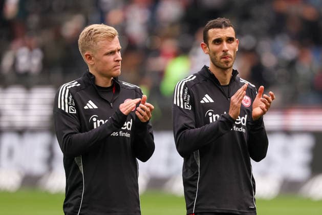 2026.05.16 xjfx Fussball 1. Bundesliga 34.Spieltag Eintracht Frankfurt - VFB Stuttgart v.l., Jonathan Burkardt (Eintracht Frankfurt), Ellyes Skhiri (Eintracht Frankfurt) bedankt sich bei den Fans, bedanken, Dank. Mannschaft nach dem Spiel, after the match bedankt sich bei den Fans, applauds the fans, enttaeuscht, enttaeuscht schauend, dissapointed, traurig, frustiert, frust, gefrustet (DFL DFB REGULATIONS PROHIBIT ANY USE OF PHOTOGRAPHS as IMAGE SEQUENCES and or QUASI-VIDEO) Copyright: JoaquimxFerreira