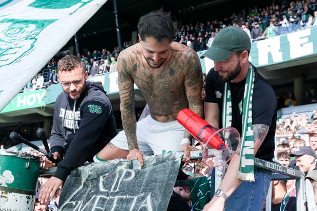 Leonardo Bittencourt (Werder Bremen) klettert nach dem Spiel auf den Zaun des Fanblocks in der Ostkurve und verschenkt sein letztes Trikot, Bundesliga, SV Werder Bremen v Borussia Dortmund, Weserstadion am 16. May 2026 in Bremen, Deutschland. (Foto von Marco Steinbrenner DeFodi Images) Leonardo Bittencourt (Werder Bremen) climbs onto the fence of the supporters stand in the East Stand after the match and gives away his last shirt, Bundesliga, SV Werder Bremen v Borussia Dortmund, Weserstadion, May 16, 2026 in Bremen, Germany. (Photo by Marco Steinbrenner DeFodi Images) DFL regulations prohibit any use of photographs as image sequences and or quasi-video. -