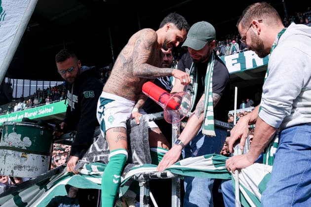 Leonardo Bittencourt (Werder Bremen) klettert nach dem Spiel auf den Zaun des Fanblocks in der Ostkurve und verschenkt sein letztes Trikot, Bundesliga, SV Werder Bremen v Borussia Dortmund, Weserstadion am 16. May 2026 in Bremen, Deutschland. (Foto von Marco Steinbrenner DeFodi Images) Leonardo Bittencourt (Werder Bremen) climbs onto the fence of the supporters stand in the East Stand after the match and gives away his last shirt, Bundesliga, SV Werder Bremen v Borussia Dortmund, Weserstadion, May 16, 2026 in Bremen, Germany. (Photo by Marco Steinbrenner DeFodi Images) DFL regulations prohibit any use of photographs as image sequences and or quasi-video. -
