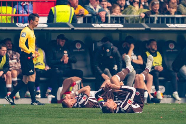 Louis Oppie (FC St. Pauli, 23) und Hauke Wahl (FC St. Pauli, 05) enttaeuscht Enttaeuschung nach Niederlage, GER, FC St. Pauli vs. VfL Wolfsburg, Fussball, Bundesliga, Spieltag 34, Saison 2025 2026, 16.05.2026 DFL REGULATIONS PROHIBIT ANY USE OF PHOTOGRAPHS AS IMAGE SEQUENCES AND OR QUASI-VIDEO GER, FC St. Pauli vs. VfL Wolfsburg, Fussball, Bundesliga, Spieltag 34, Saison 2025 2026, 16.05.2026 Hamburg Copyright: xEibner-Pressefoto MaxxVincenx EP_MVN