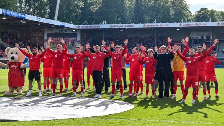 GER, 1. FBL, 1. FC Heidenheim vs 1. FSV Mainz 05 16.05.2026, Voith-Arena, Heidenheim, GER, 1. FBL, 1. FC Heidenheim vs 1. FSV Mainz 05, im Bild Heidenheimer Spieler nach Spielende, Enttaeuschung, Aufmunterung und Dank der Fans