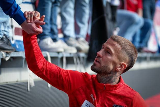 Niklas Dorsch 30 (1FC Heidenheim 1846) bei den Fans nach dem Spiel, enttaeuscht, 1. FC Heidenheim vs. 1. FSV Mainz 05, Fussball, Maenner, Bundesliga, DFL, Saison 2025 2026, 34. Spieltag, Rueckrunde, 16.05.2026 DFB regulations prohibit any use of photographs as image sequences and or quasi-video Heidenheim Baden-Wuerttemberg Deutschland