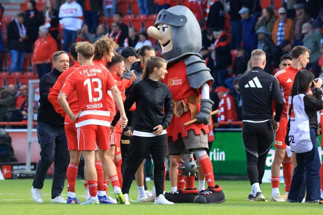 DEU, DFL, 1. FBL, 1.FC Union vs. FC Augsburg, 16.05.2026, Stadion Alte Foersterei, Berlin, DEU, DFL, 1. FBL, 1.FC Union vs. FC Augsburg, im Bild: Cheftrainer Marie-Louise Eta (1.FC Union Berlin), Unioner-Spielerkreis, Oliver Burke (1.FC Union Berlin 7), Andras Schaefer (1.FC Union Berlin 13), 1.FC Union-Maskotchen -Hammer-, Horst Heldt (Geschaeftsfuehrer) (1.FC Union Berlin) DFL - regulations prohibit any use of Photographs as image sequences and or quasi-video