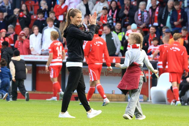 DEU, DFL, 1. FBL, 1.FC Union vs. FC Augsburg, 16.05.2026, Stadion Alte Foersterei, Berlin, DEU, DFL, 1. FBL, 1.FC Union vs. FC Augsburg, im Bild: Cheftrainer Marie-Louise Eta (1.FC Union Berlin), mit Kindern DFL - regulations prohibit any use of Photographs as image sequences and or quasi-video