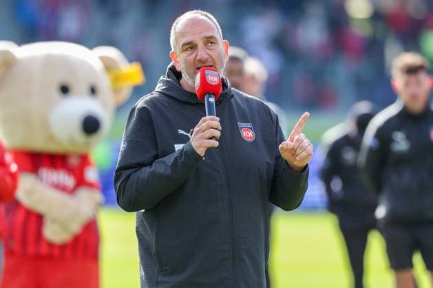 Cheftrainer Frank Schmidt (1FC Heidenheim 1846) bedankt sich trotz des Abstiegs bei den Fans mit einer flammenden Rede,, 1. FC Heidenheim vs. 1. FSV Mainz 05, Fussball, Maenner, Bundesliga, DFL, Saison 2025 2026, 34. Spieltag, Rueckrunde, 16.05.2026 DFB regulations prohibit any use of photographs as image sequences and or quasi-video Heidenheim Baden-Wuerttemberg Deutschland