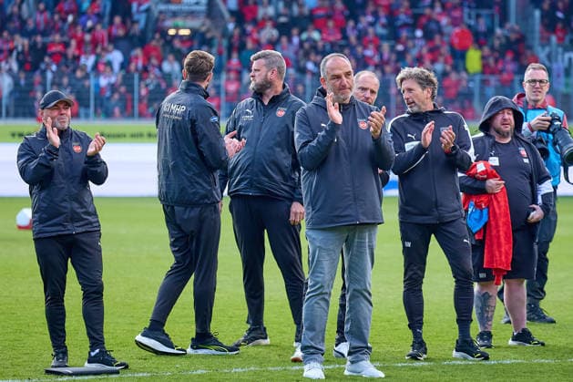 Frank Schmidt (1. FC Heidenheim, Cheftrainer) und sein Trainerteam bedanken sich bei den Fans GER, 1. FC Heidenheimn vs. FSV Mainz 05, Fussball, Herren, 1. Bundesliga, 34. Spieltag, Spielzeit 2025 2026, 16.05.2026 DFL, DFB regulations prohibit any use of photographs as image sequences and or quasi-video GER, 1. FC Heidenheimn vs. FSV Mainz 05, Fussball, Herren, 1. Bundesliga, 34. Spieltag, Spielzeit 2025 2026, 16.05.2026 Heidenheim Copyright: xEibner-Pressefoto GeraldxOelze-dexStoppanyx EP_ODS