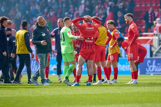Enttaeuschte Heidenheimer nach Spielende GER, 1. FC Heidenheimn vs. FSV Mainz 05, Fussball, Herren, 1. Bundesliga, 34. Spieltag, Spielzeit 2025 2026, 16.05.2026 DFL, DFB regulations prohibit any use of photographs as image sequences and or quasi-video GER, 1. FC Heidenheimn vs. FSV Mainz 05, Fussball, Herren, 1. Bundesliga, 34. Spieltag, Spielzeit 2025 2026, 16.05.2026 Heidenheim Copyright: xEibner-Pressefoto GeraldxOelze-dexStoppanyx EP_ODS