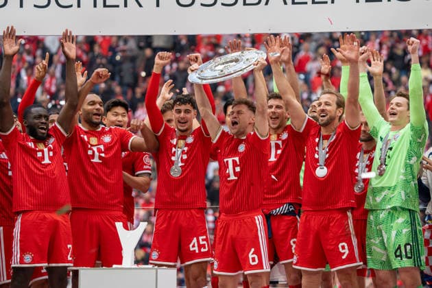 Joshua Kimmich (FC Bayern Muenchen, 06) jubelt mit Meisterschale, daneben Dayot Upamecano (FC Bayern Muenchen, 02), Jonathan Tah (FC Bayern Muenchen, 04), Aleksandar Pavlovic (FC Bayern Muenchen, 45), Leon Goretzka (FC Bayern Muenchen, 08), Harry Kane (FC Bayern Muenchen, 09), Jonas Urbig (FC Bayern Muenchen, 40), GER, FC Bayern Muenchen vs. 1. FC Koeln, Fussball, 1. Bundesliga, 34. Spieltag, Spielzeit 2025 2026, 16.05.2026, DFL REGULATIONS PROHIBIT ANY USE OF PHOTOGRAPHS AS IMAGE SEQUENCES AND OR QUASI-VIDEO, GER, FC Bayern Muenchen vs. 1. FC Koeln, Fussball, 1. Bundesliga, 34. Spieltag, Spielzeit 2025 2026, 16.05.2026, Muenchen Copyright: xEibner-Pressefoto EdwardxCheungx EP_ECG