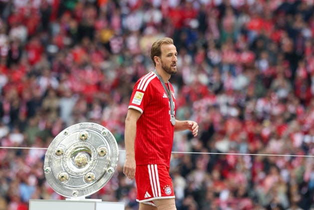 Harry Kane (FC Bayern Muenchen, 09) geht an der Meisterschale vorbei, GER, FC Bayern Muenchen vs. 1. FC Koeln, Fussball, Bundesliga, 34. Spieltag, Saison 2025 2026, 16.05.2026, DFL DFB REGULATIONS PROHIBIT ANY USE OF PHOTOGRAPHS as IMAGE SEQUENCES and or QUASI-VIDEO, GER, FC Bayern Muenchen vs. 1. FC Koeln, Fussball, Bundesliga, 34. Spieltag, Saison 2025 2026, 16.05.2026 Muenchen Copyright: xEibner-Pressefoto JennixMaulx EP_JML