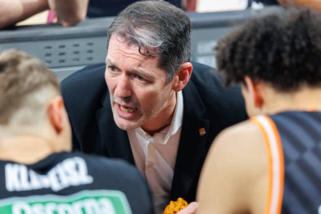 Ty Harrelson (ratiopharm Ulm, Trainer), Einzelbild, Einzelfoto, Portrait, Portraet, Auszeit, BMA365 Bamberg Baskets vs. ratiopharm Ulm, Basketball, easyCredit BBL, Playoff Viertelfinale, Spiel 1, 16.05.2026 BMA365 Bamberg Baskets vs. ratiopharm Ulm, Basketball, easyCredit BBL, Playoff Viertelfinale, Spiel 1, 16.05.2026 Bamberg Copyright: xEibner-Pressefoto G.xSantemizx EP_EER