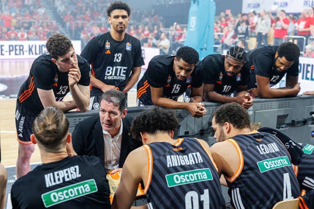 Ty Harrelson (ratiopharm Ulm, Trainer), Team, Mannschaft, Auszeit, BMA365 Bamberg Baskets vs. ratiopharm Ulm, Basketball, easyCredit BBL, Playoff Viertelfinale, Spiel 1, 16.05.2026 BMA365 Bamberg Baskets vs. ratiopharm Ulm, Basketball, easyCredit BBL, Playoff Viertelfinale, Spiel 1, 16.05.2026 Bamberg Copyright: xEibner-Pressefoto G.xSantemizx EP_EER